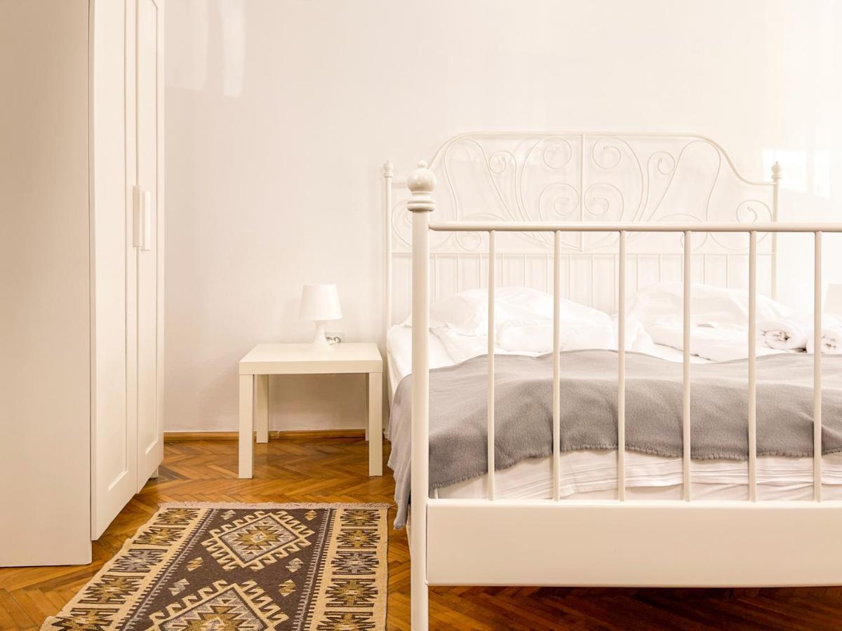 Apartment White Moon